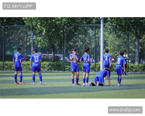 足球明星入场时尚穿搭大揭秘引领潮流的球场风格与魅力