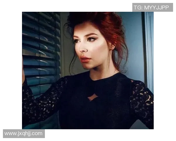 足球明星妻子优雅写真展现魅力与风采引人注目 足球明星妻子优雅写真展现魅力与风采引人注目